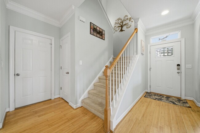 Building Photo - 431 Shorewood Pl