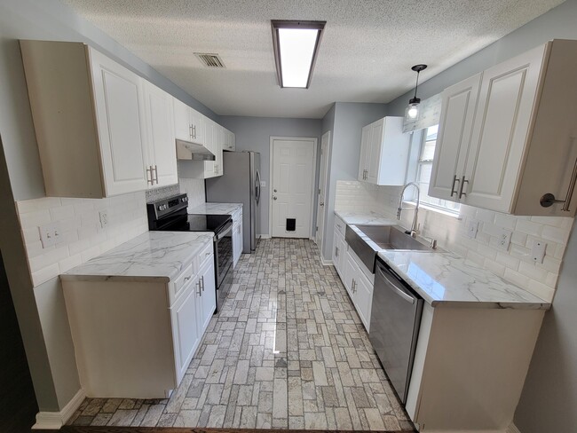 Building Photo - 400 Pristine Water Ln