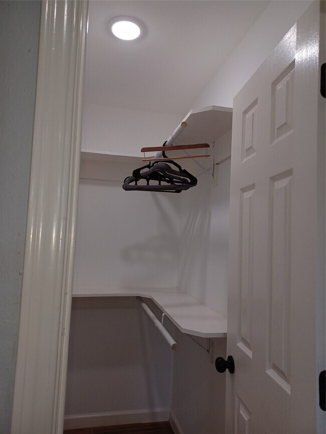 Building Photo - 5815 Schevers St