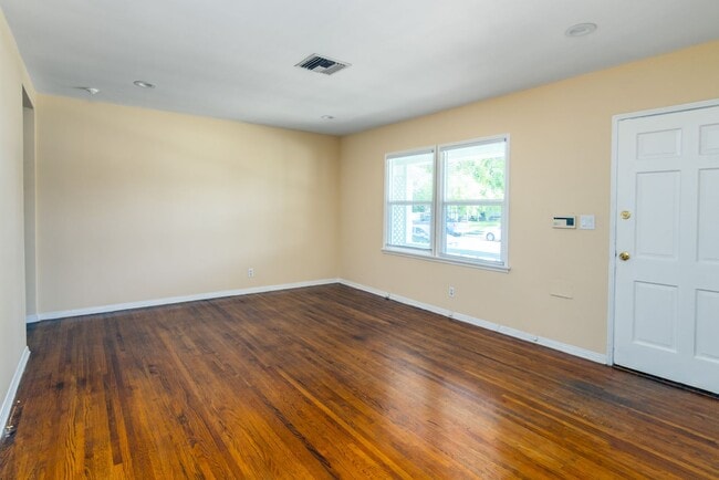 Building Photo - Charming 2-Bedroom Northridge Home with Pr...