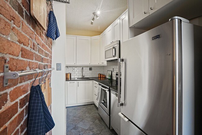 Building Photo - 1615 Q St NW