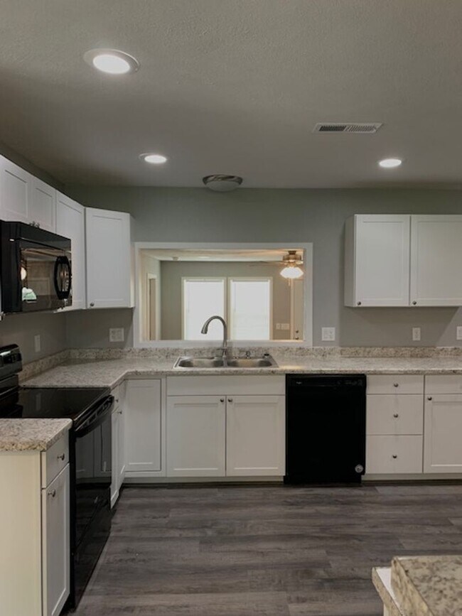 Building Photo - Beautiful 3 Bedroom 2 Bath 2 Living Areas + Detached 1 Car Garage/ Workshop