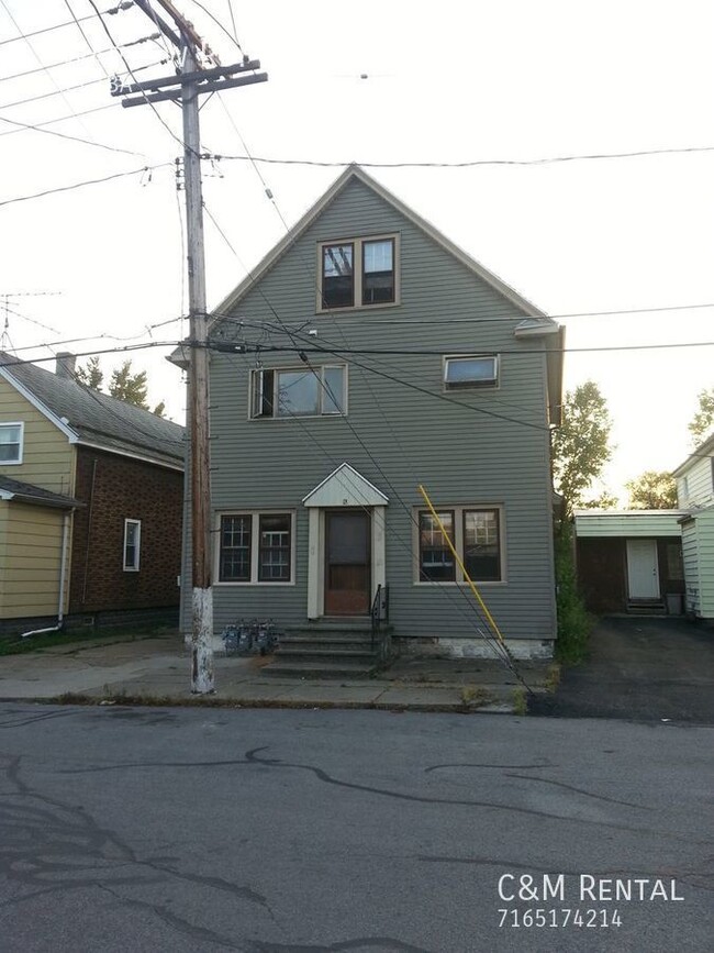 Building Photo - 2 Bedroom Upper Apartment with potential f...