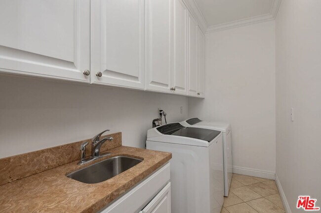 Building Photo - 2056 Kerwood Ave