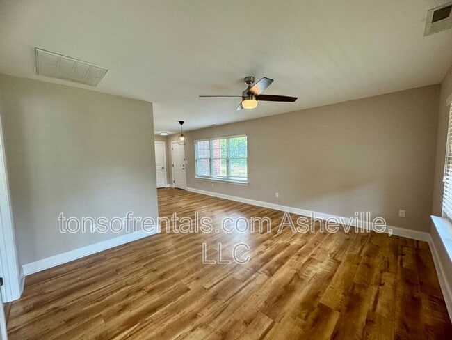 Building Photo - 252 Wash Creek Dr