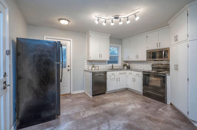 Building Photo - Cute Two Bedroom Home in Olathe