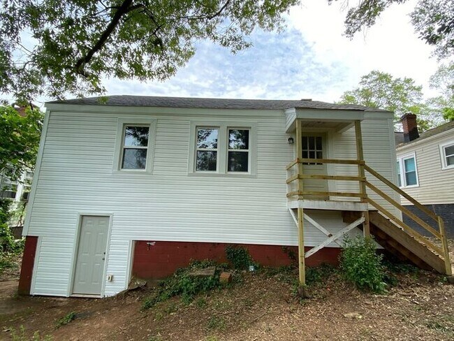 Building Photo - Newly Updated 2 bedroom home Near Downtown...