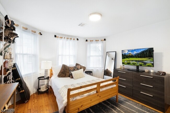 Building Photo - 60 Searing St