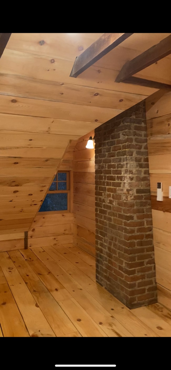 Building Photo - 346 King St