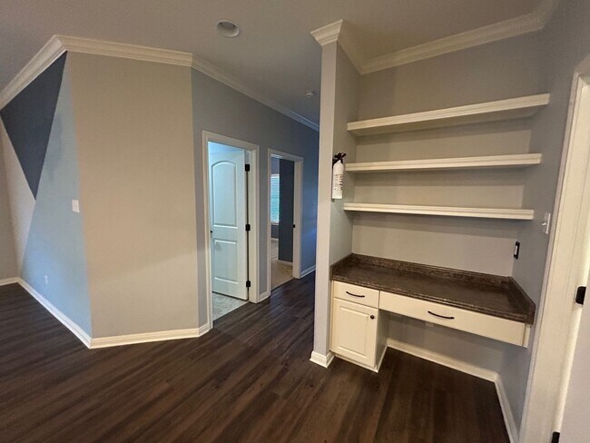 Building Photo - Beautifully Maintained 3 Bedroom