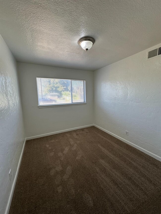 Building Photo - 3046 E Robinson Ave
