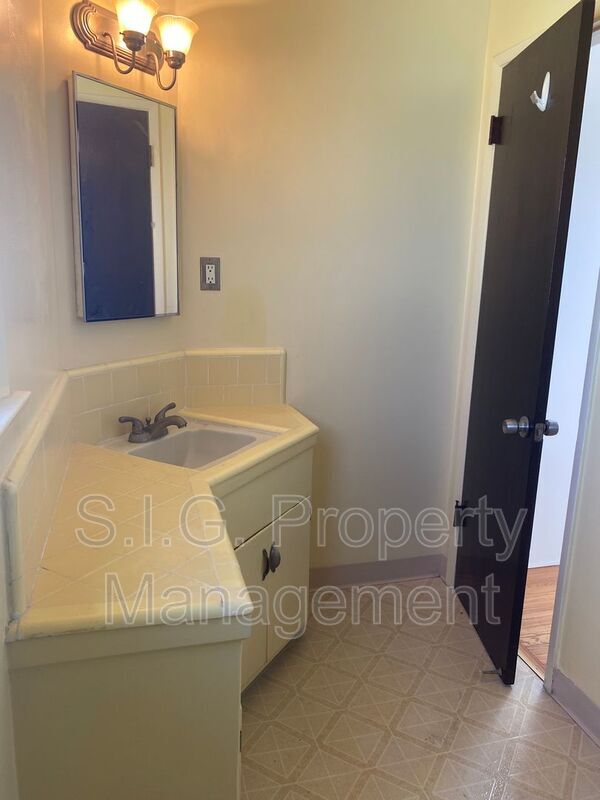 Building Photo - 811 Reeves Pl