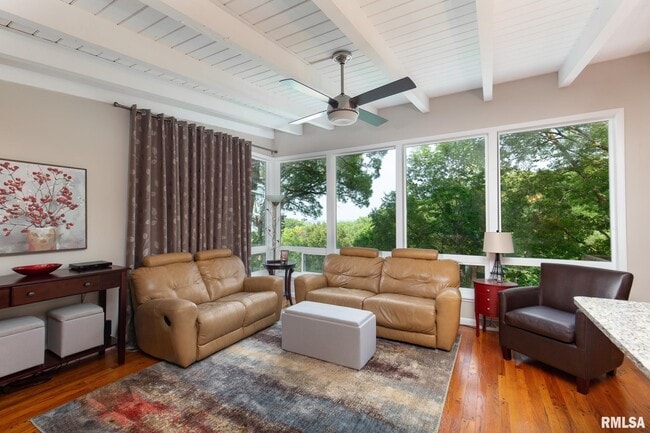 Building Photo - 4640 5th Ave