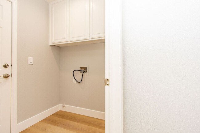 Building Photo - Charming 3-bedroom 2 bathroom Home