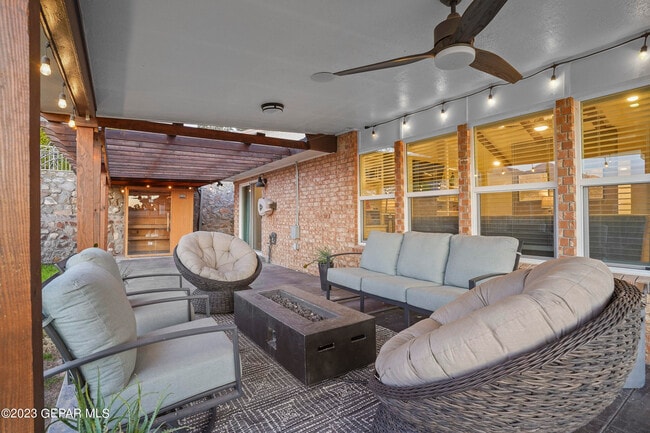 Building Photo - 413 Hollydale Dr