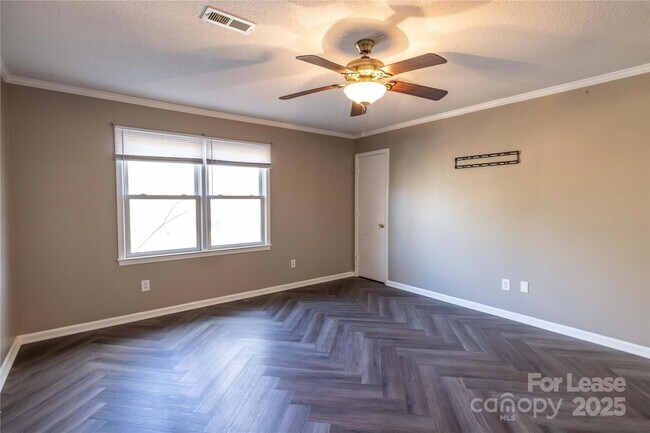 Building Photo - 424 S 4th St