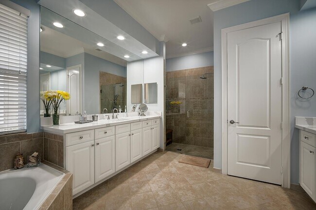 Building Photo - 8980 Lakeview Pl