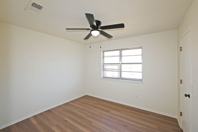 Building Photo - 3 bedroom rental in Ridgecrest!