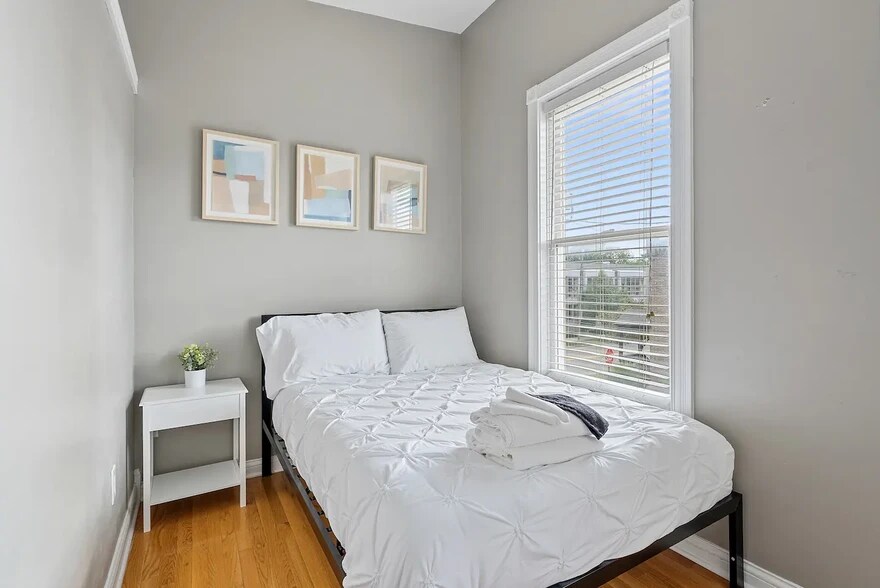 Building Photo - 950 N 6th St