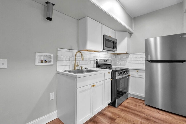 Building Photo - 556 E Whittier St