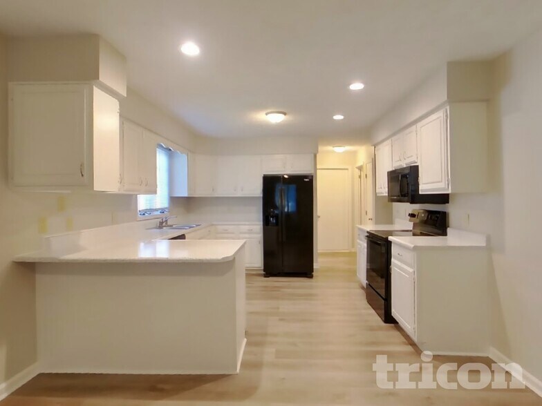 Building Photo - 3014 Silver Fox Dr