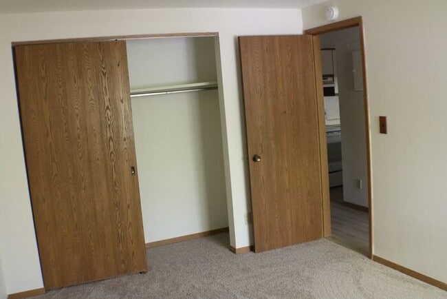 Building Photo - $950 | 2 Bedroom, 1 Bathroom Apartment | N...