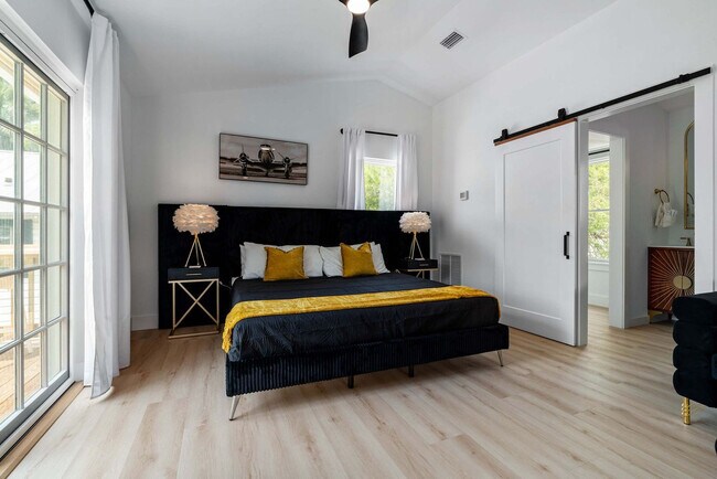 Building Photo - 30 W Castillo Dr