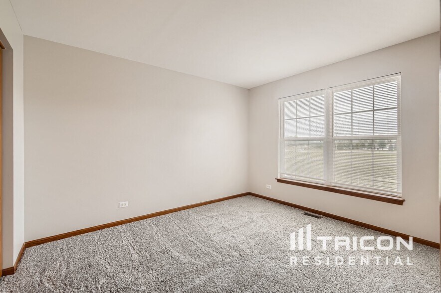 Building Photo - 1746 Fieldstone Dr N