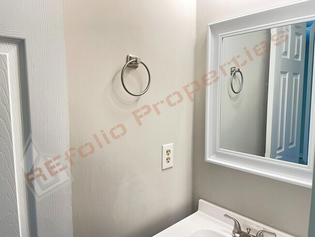 Building Photo - Carpetless 2 BD 2.5 Bath 2 Story Quadplex ...