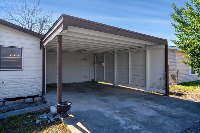 Building Photo - Fairlawn 3 bedroom, 1 bath ready for move-in