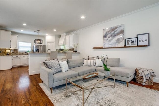 Building Photo - 3 bed 3.1 bath minutes from HPHS
