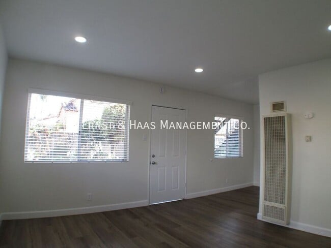 Building Photo - 230 E Hullett St