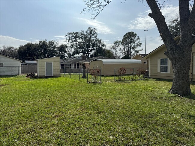 Building Photo - 5702 Pine Ave
