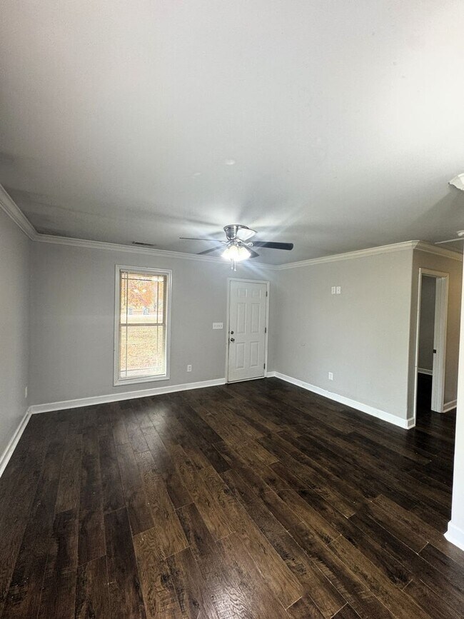 Building Photo - 127 Hedge Ln