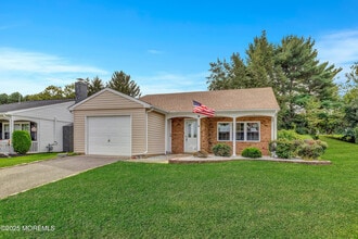 Building Photo - 9 Buckingham Dr N