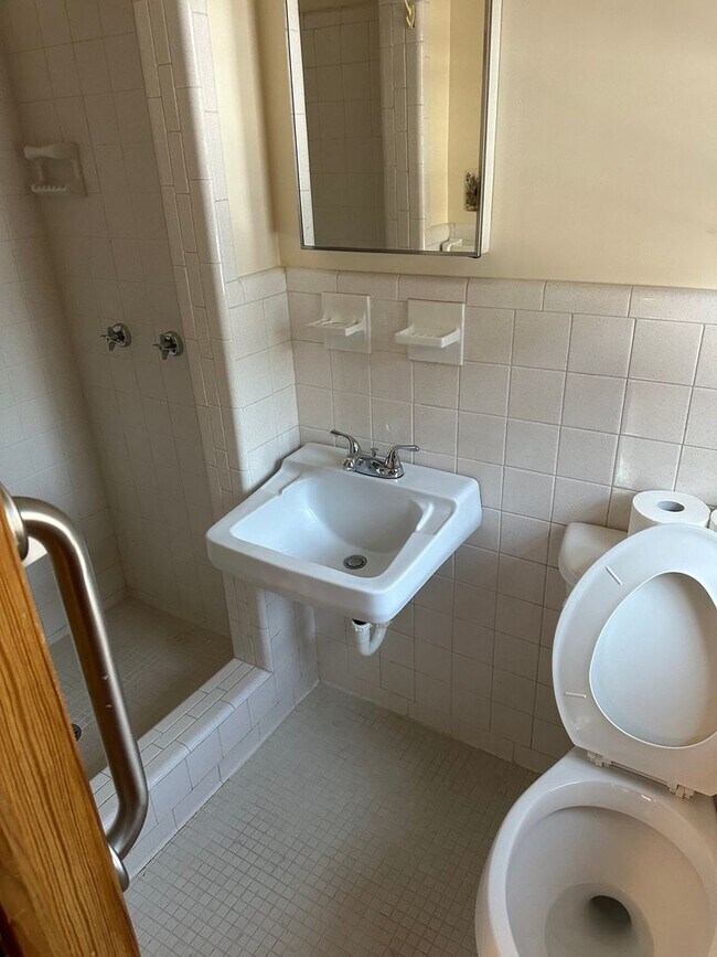 Building Photo - Well maintained 3 Bedroom/2 bath brick rancher in Mechanicsville with large backyard and two car ...