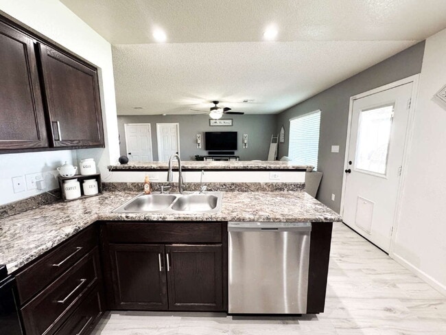 Building Photo - "Spacious 3 Beds, 2 baths Home with Inviti...