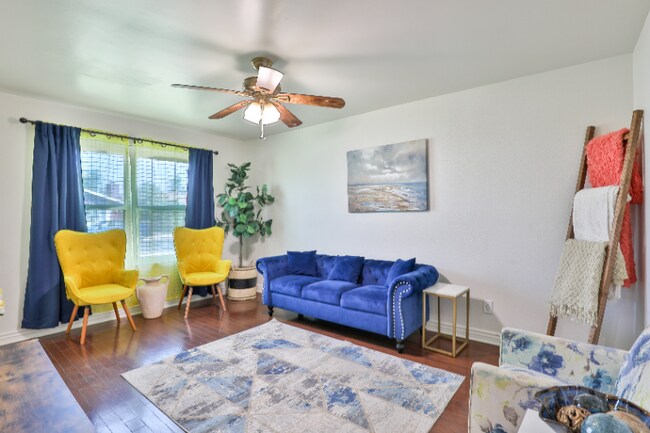 Building Photo - 531 W Del Campo Ave