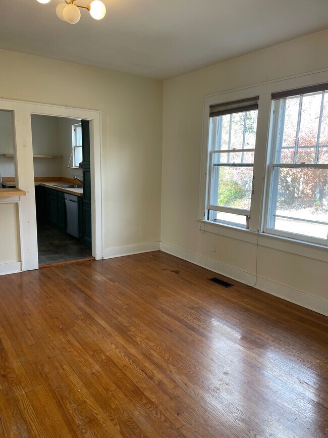 Building Photo - 1947 Emoriland Blvd