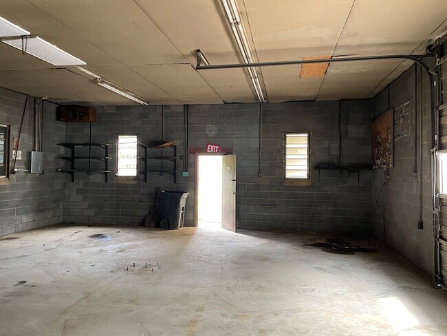 Building Photo - NEWLY RENOVATED 2 BED, 2 BATH HOME WITH GA...
