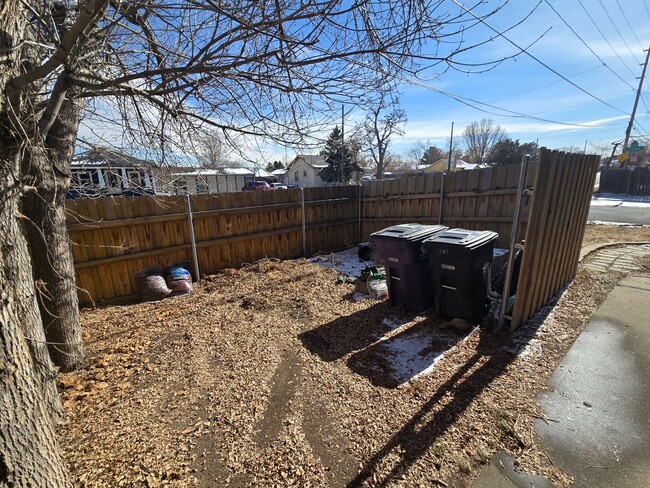 Building Photo - Charming 2B/1B with Huge Yard Available in...