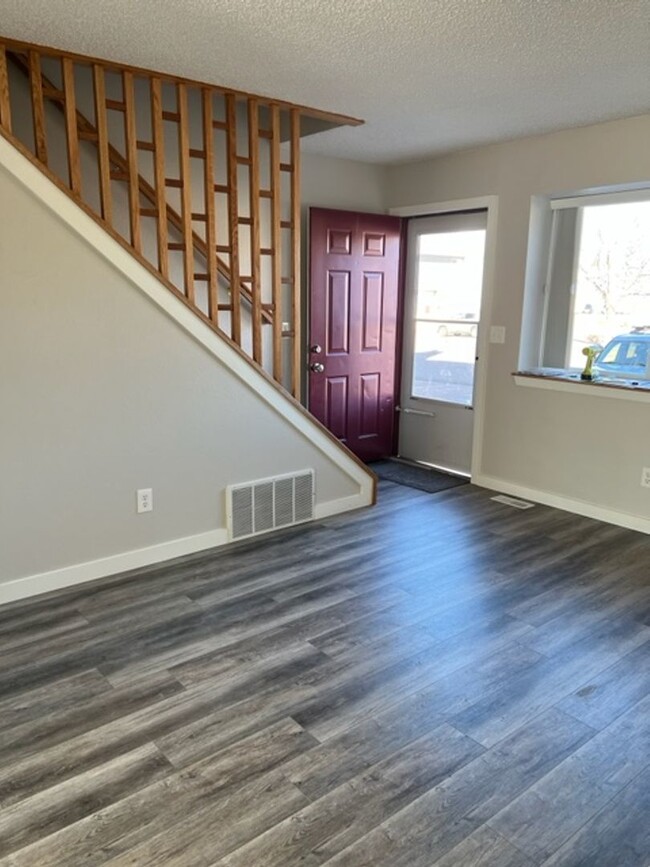 Building Photo - REMODELED TWO BED TOWNHOME!!