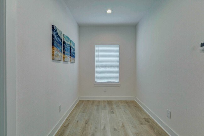 Building Photo - 5705 Elysian St