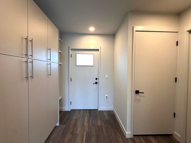 Building Photo - Modern Gated Community, Top Floor Unit with a large balcony, 2 Bedrooms 1.5 Baths Condo for Rent ...