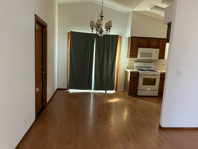 Building Photo - Northeast Hanford 3 bedroom 2 bath with la...