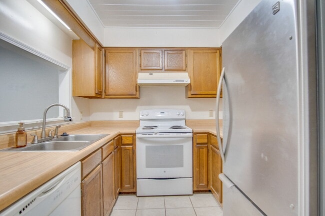 Building Photo - Foxborough 2BR/1.5BA Townhome – Back Deck, Available 12/12- Pet Friendly!