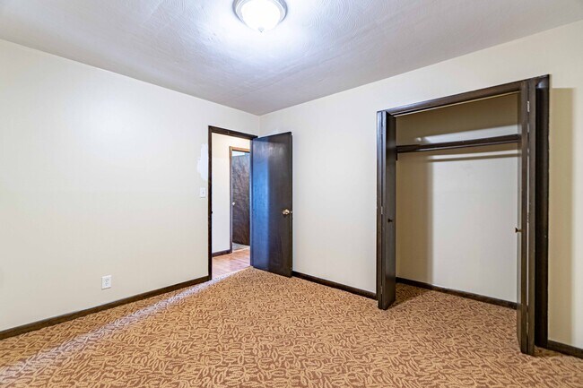 Building Photo - 1515 Golfview