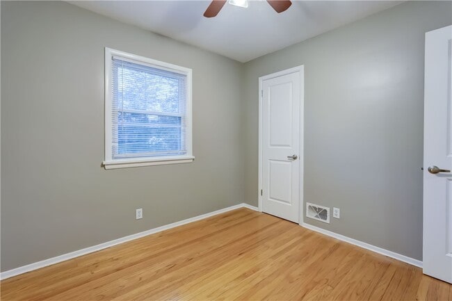 Building Photo - 44 E Jefferson Rd