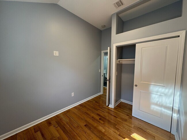 Building Photo - Charming 4-Bedroom 2-Bathroom Home in Nept...