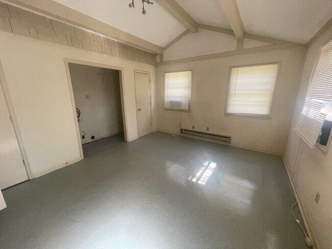 Building Photo - 3 Bedroom Duplex